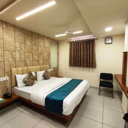 Hotel Kinara Ahmedabad Bagian luar foto