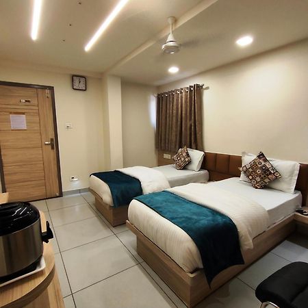 Hotel Kinara Ahmedabad Bagian luar foto