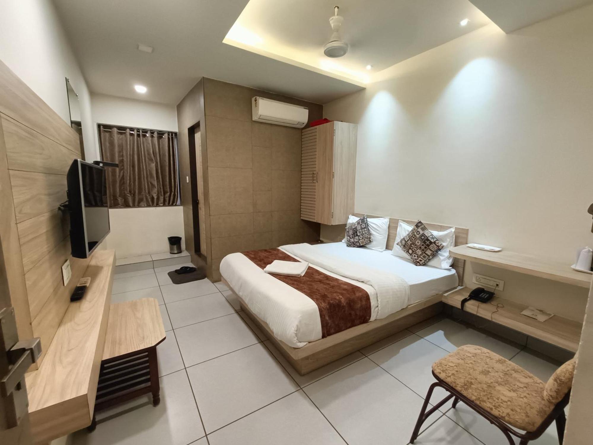 Hotel Kinara Ahmedabad Bagian luar foto