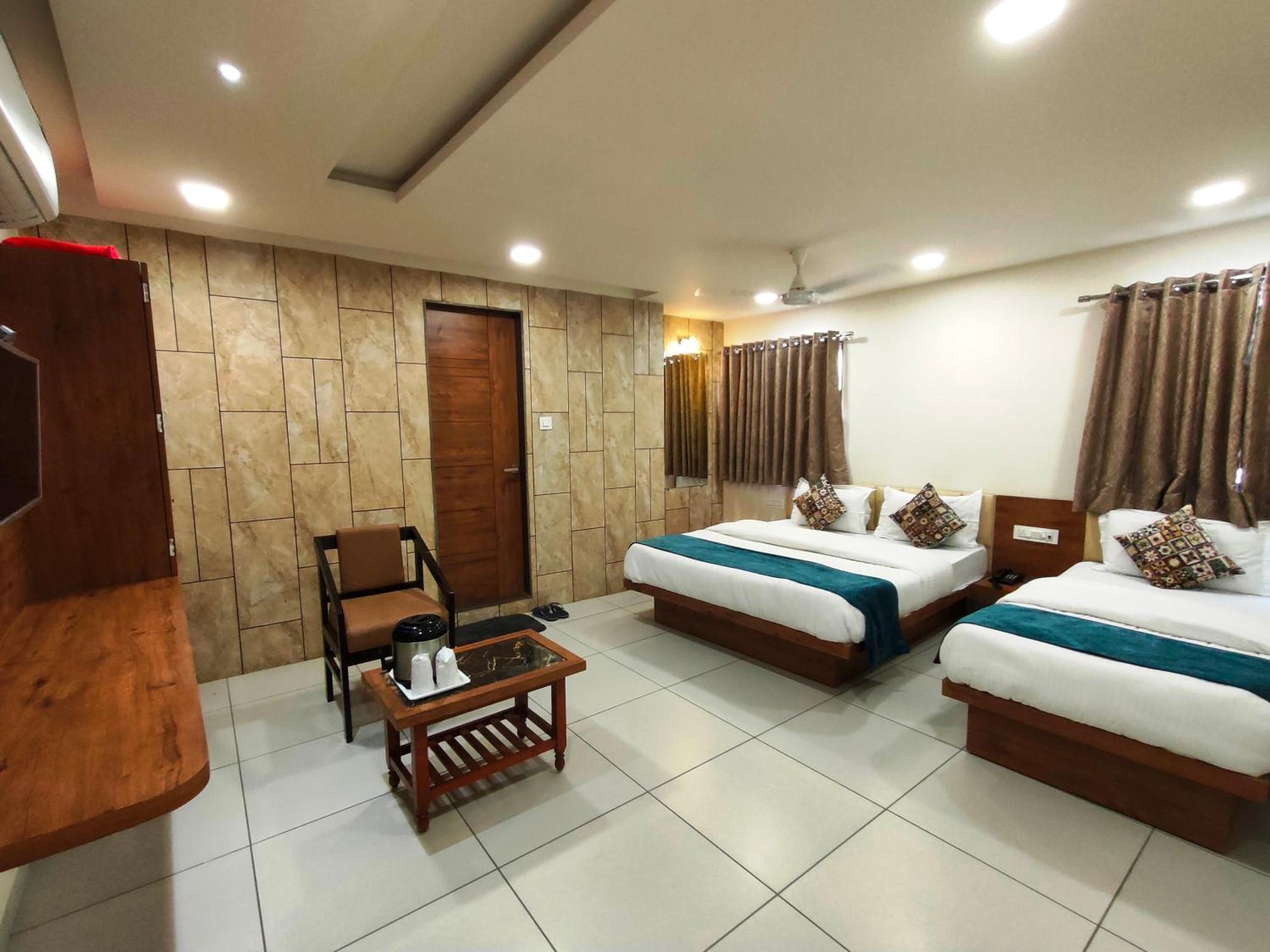 Hotel Kinara Ahmedabad Bagian luar foto