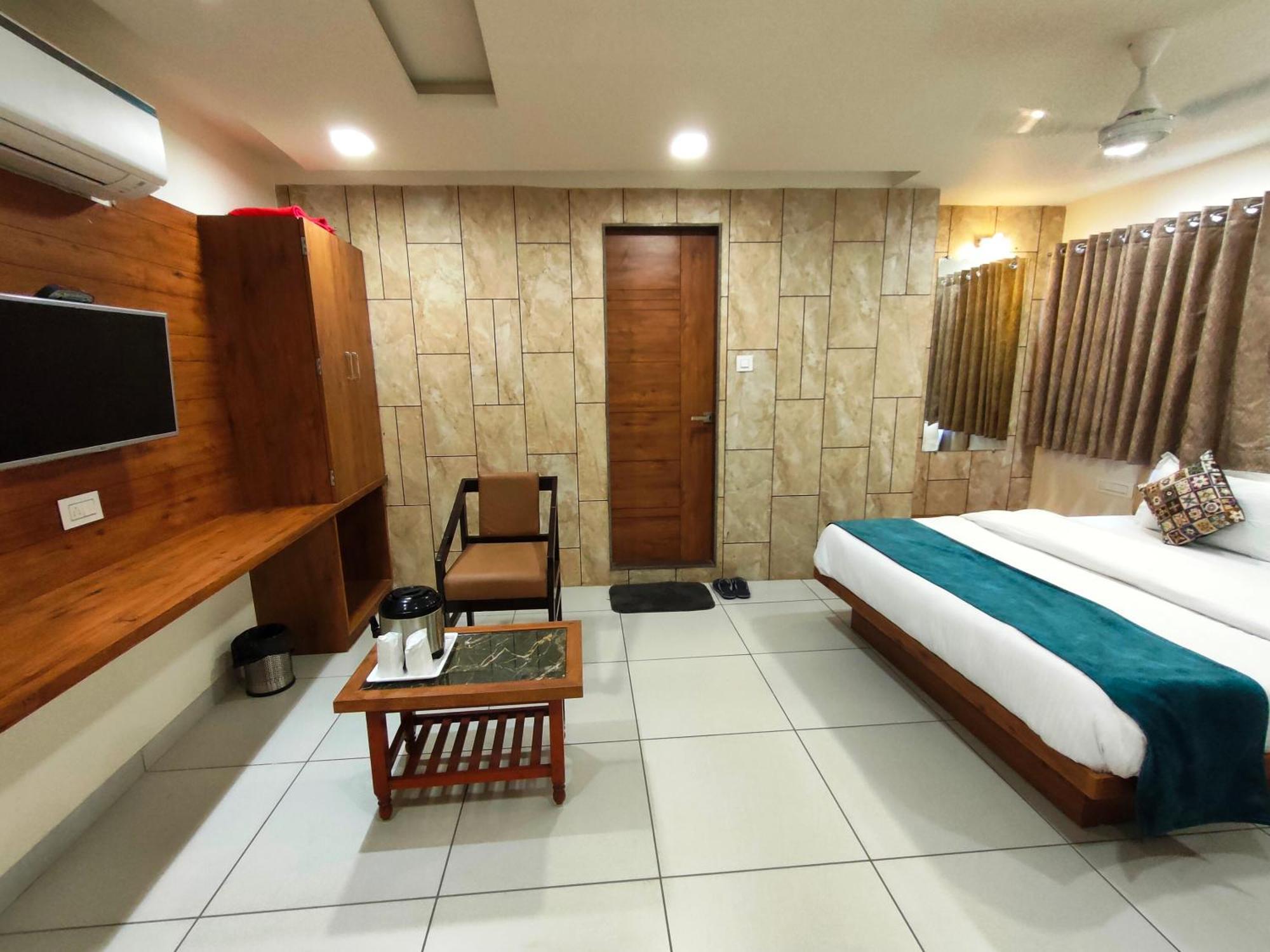 Hotel Kinara Ahmedabad Bagian luar foto