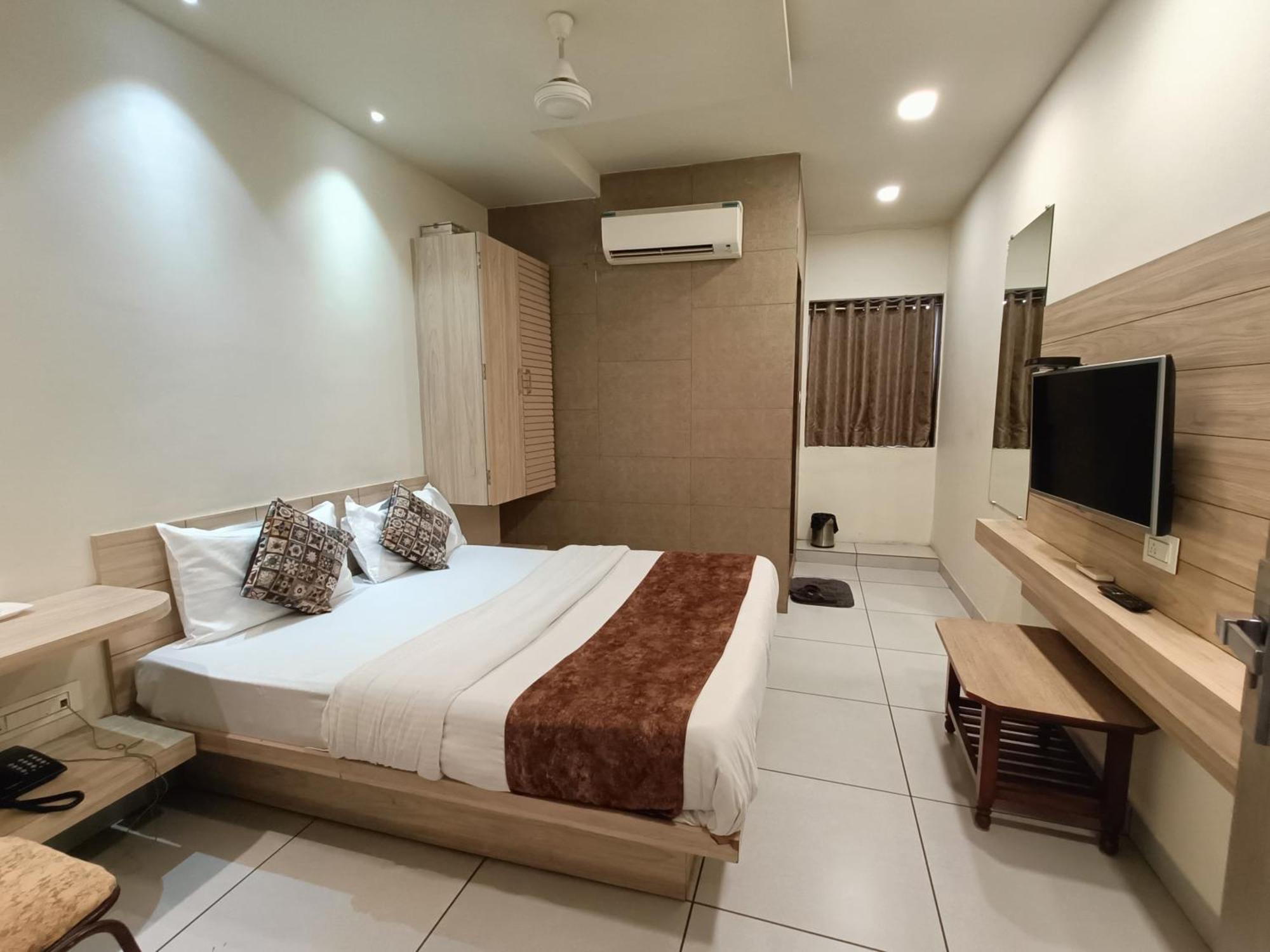 Hotel Kinara Ahmedabad Bagian luar foto