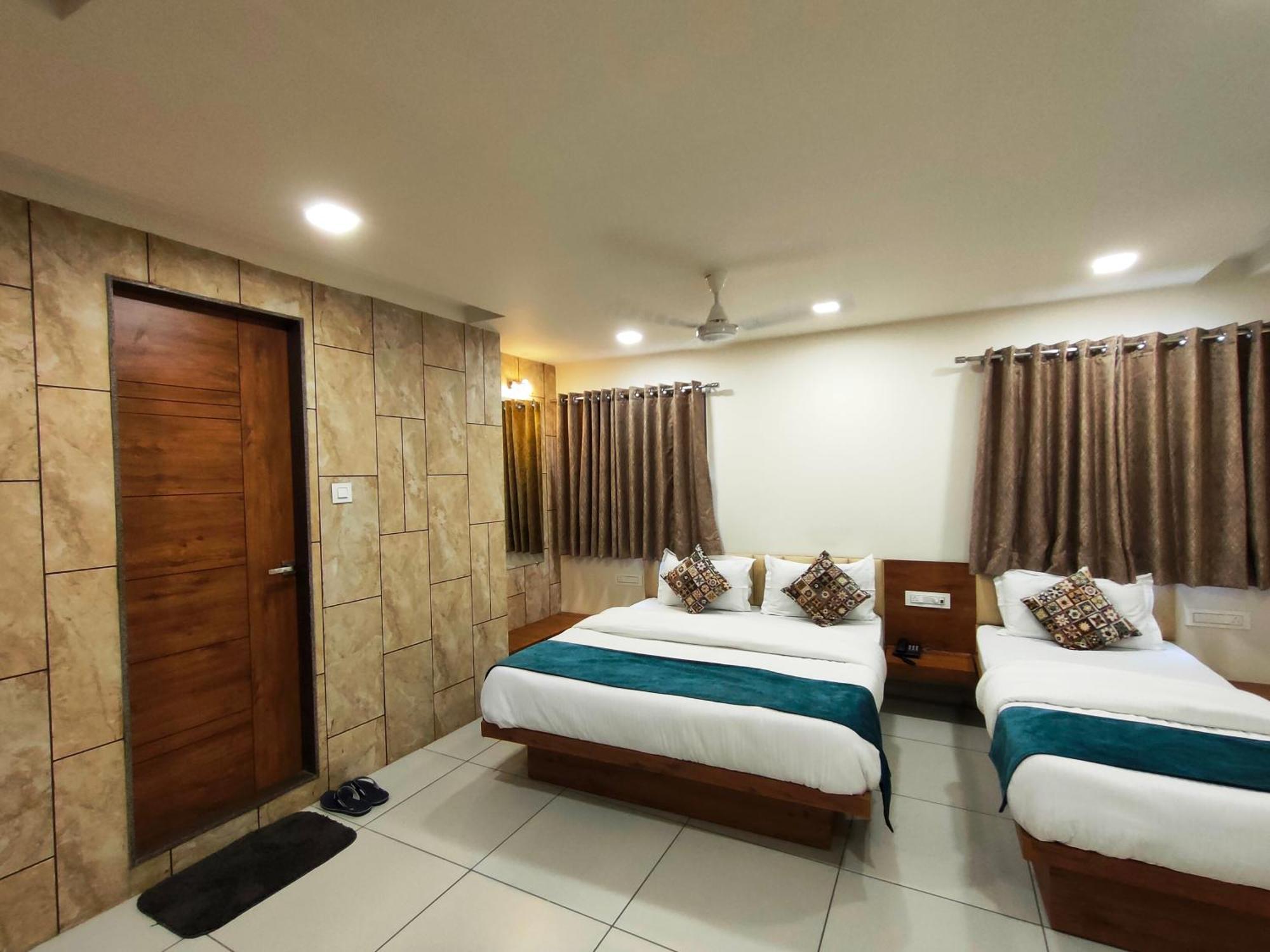 Hotel Kinara Ahmedabad Bagian luar foto