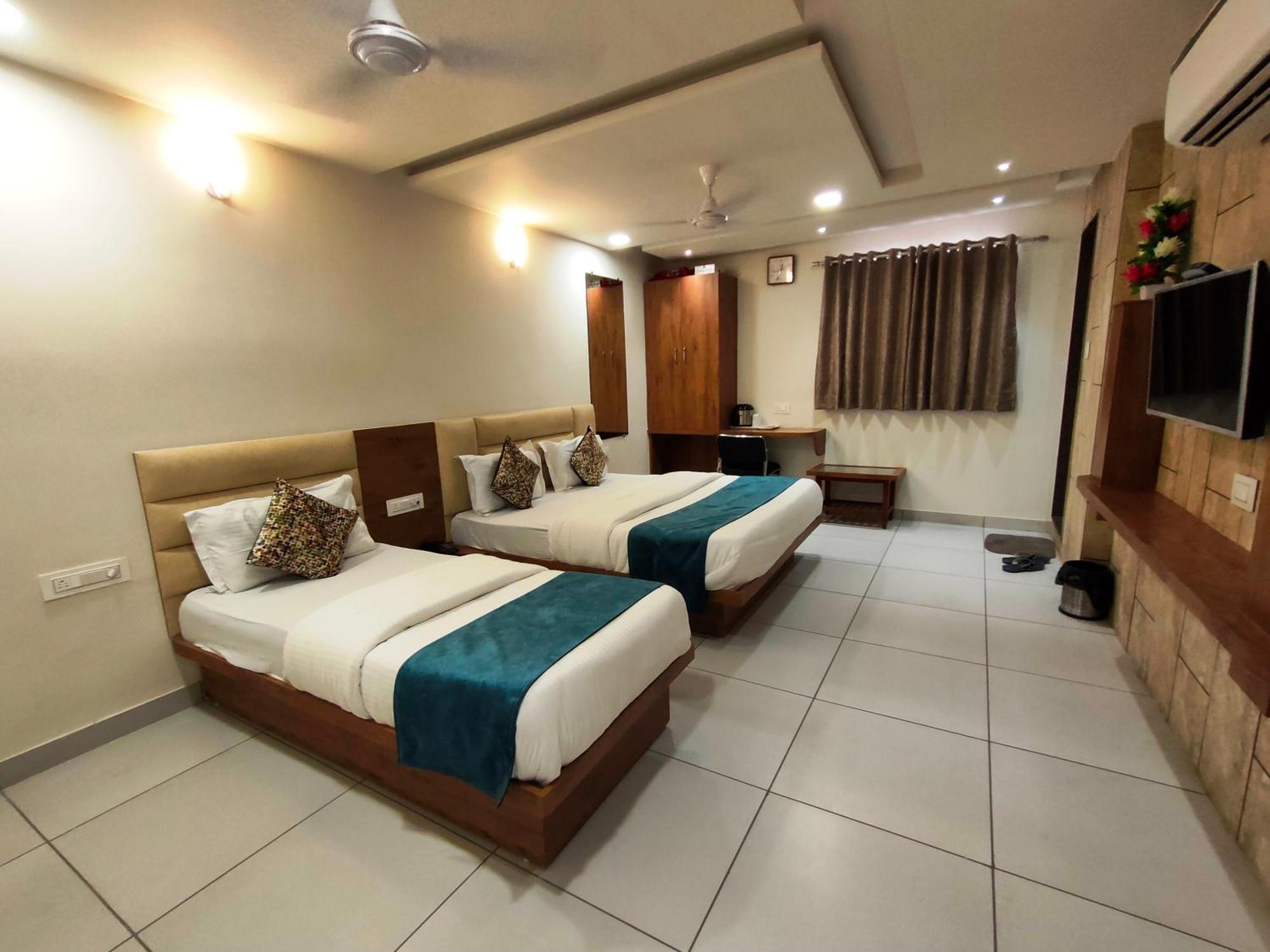 Hotel Kinara Ahmedabad Bagian luar foto