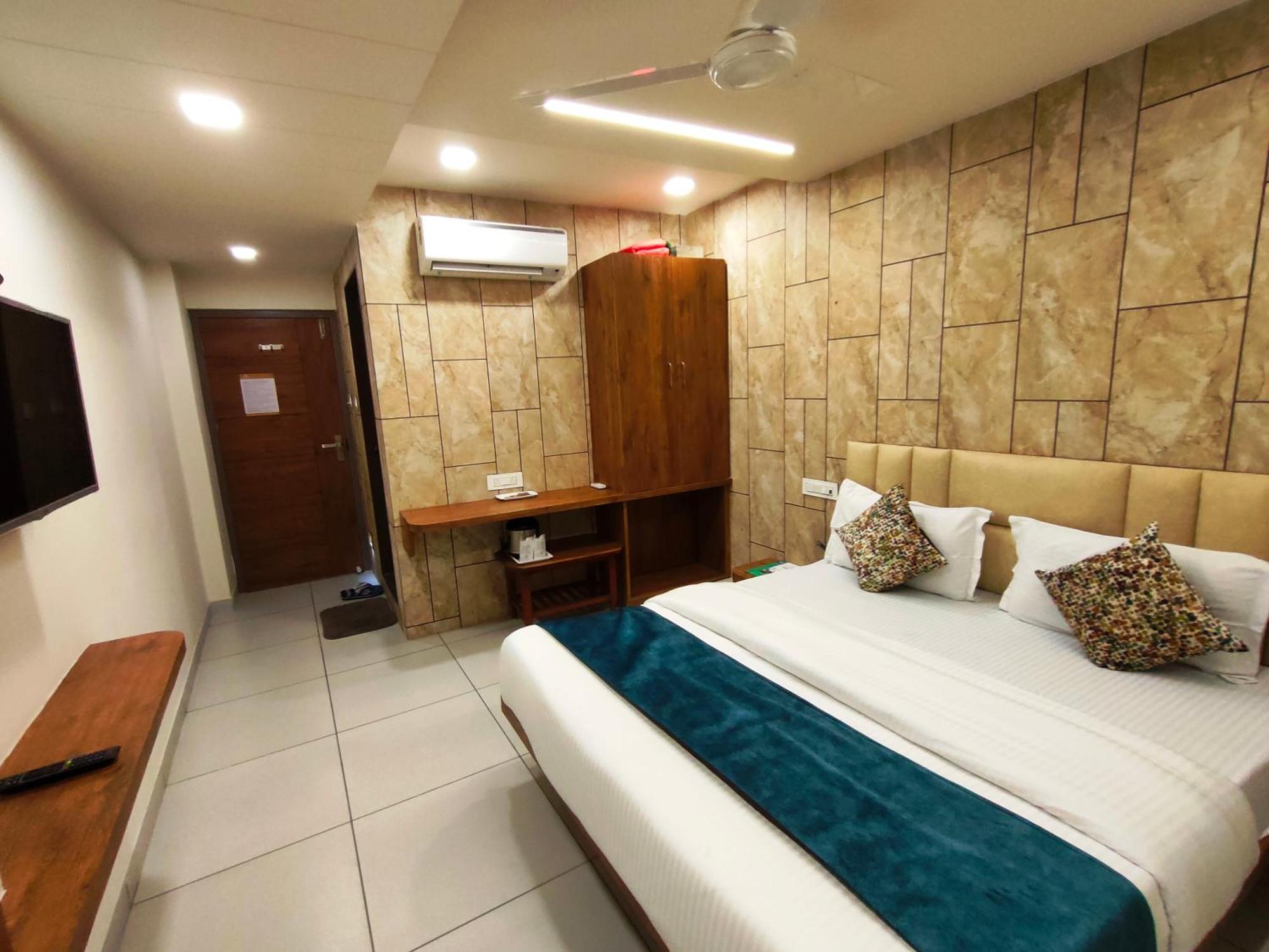 Hotel Kinara Ahmedabad Bagian luar foto