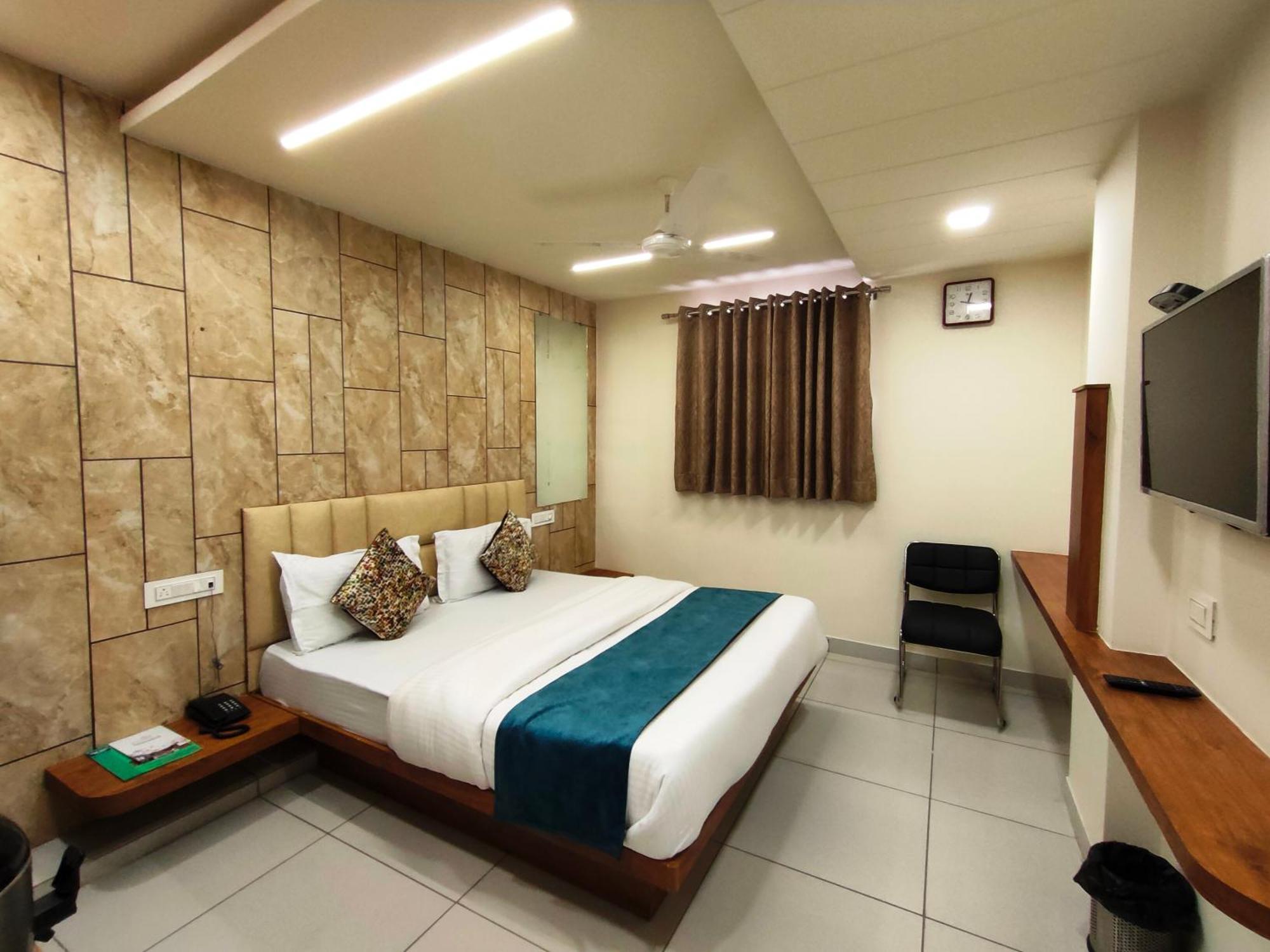 Hotel Kinara Ahmedabad Bagian luar foto