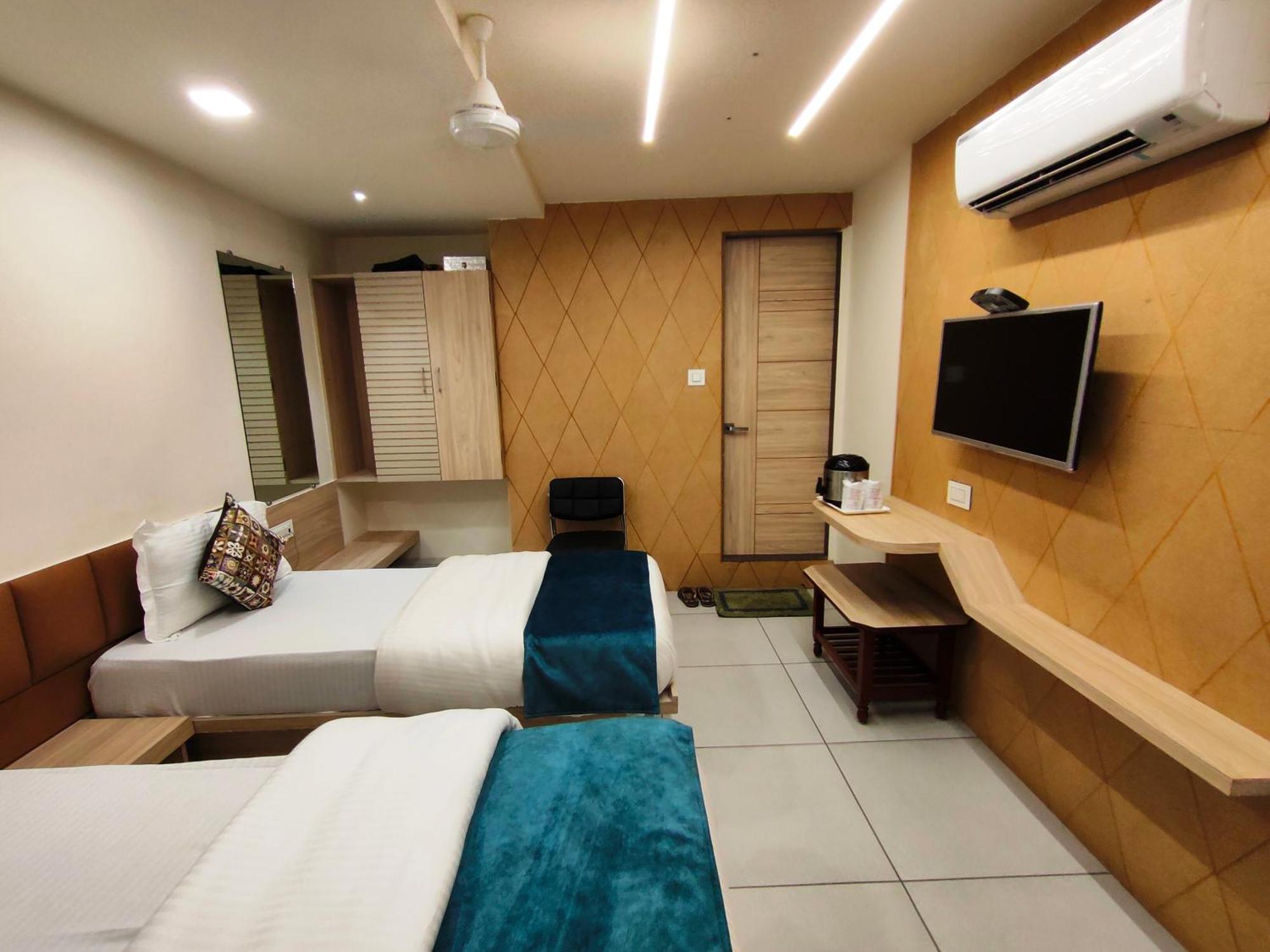 Hotel Kinara Ahmedabad Bagian luar foto