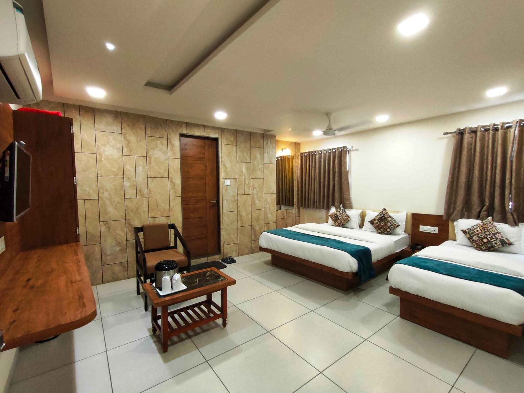 Hotel Kinara Ahmedabad Bagian luar foto
