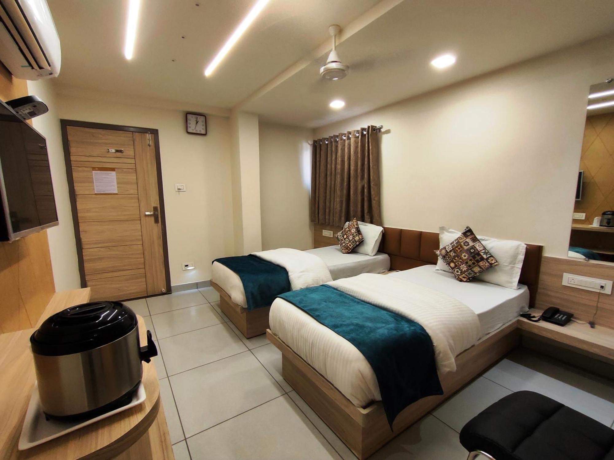 Hotel Kinara Ahmedabad Bagian luar foto